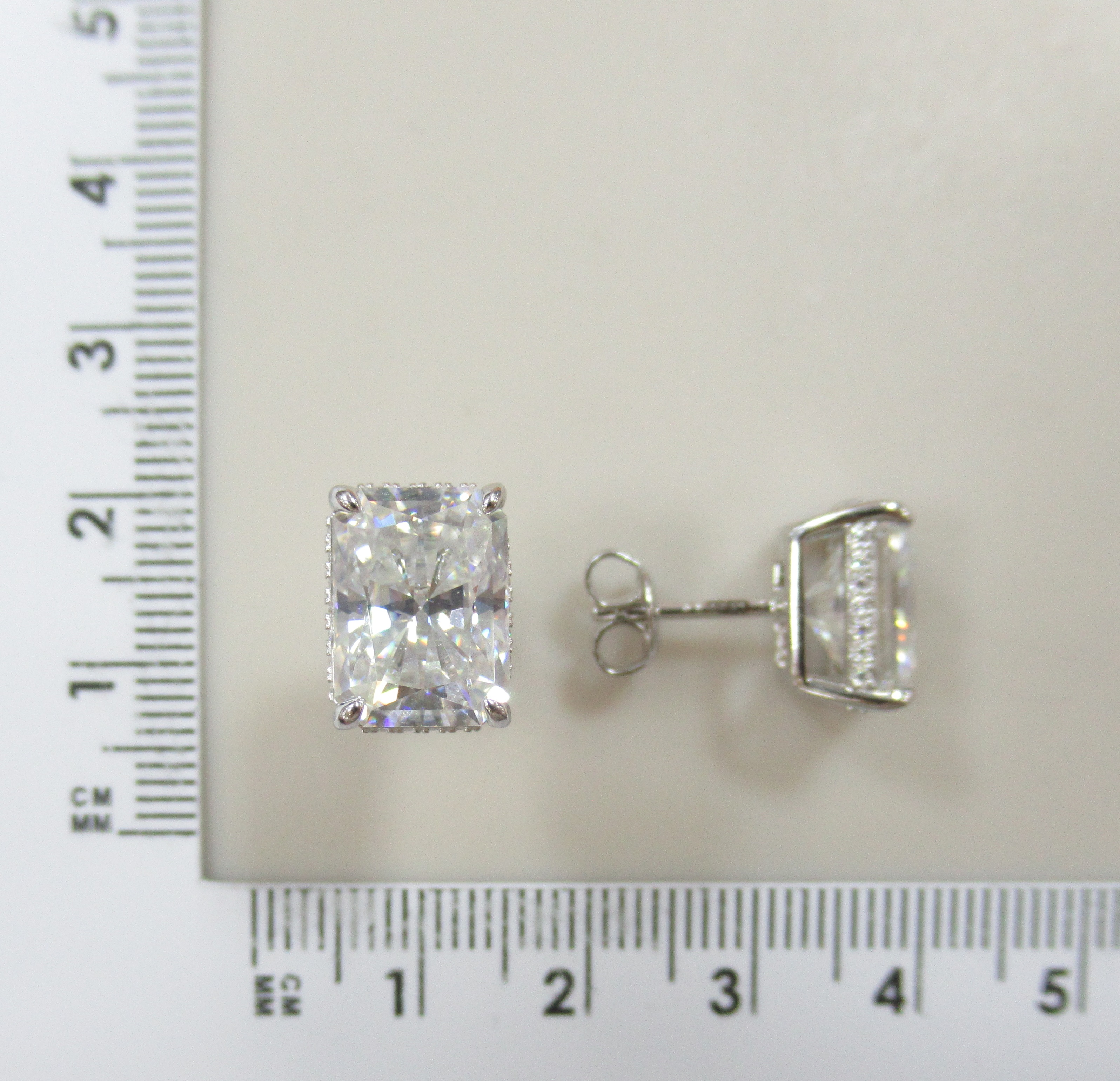 Серебряные серьги-пусеты с муассанитами